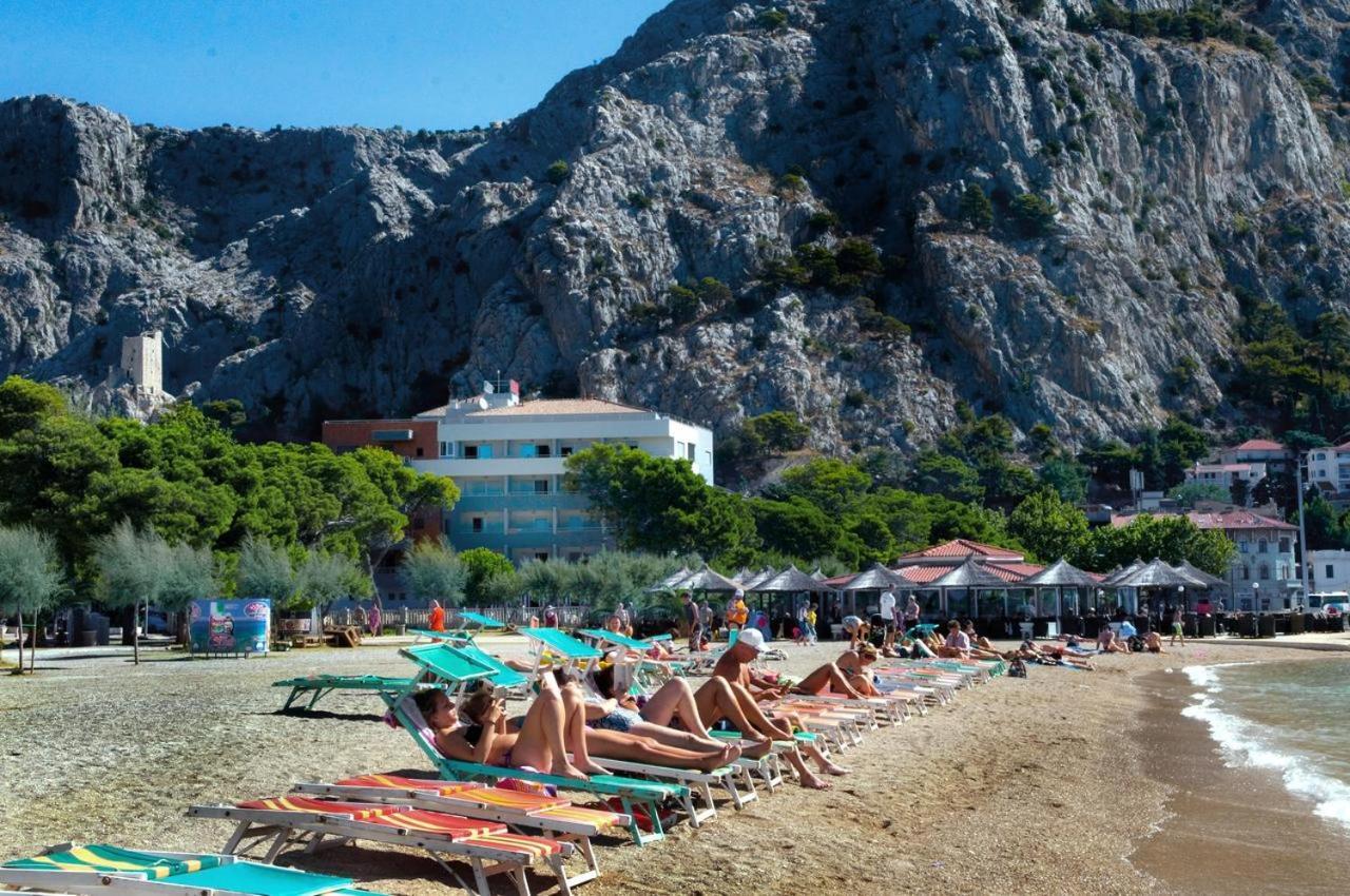Green 'N Grey Omis Exterior photo